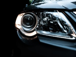 Cum să schimbi becurile xenon din farurile mașinii în 5 pași